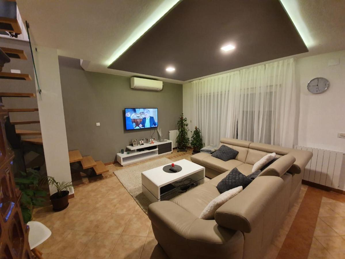 Holiday Home Nikol พูลา ภายนอก รูปภาพ